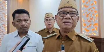 Bupati Bone Bolango, Ismet Mile bersama Ketua DPRD Bone Bolango, Faisal Yunus (kiri). (Sumber Foto : JP/TG)
