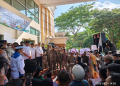 Gubernur Gorontalo Gusnar Ismail saat menemui para buruh saat berdemo di Rujab Gubernur Gorontalo.