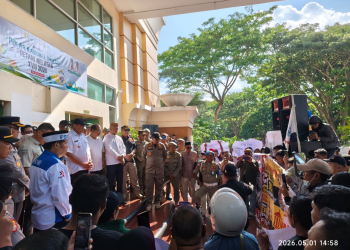Gubernur Gorontalo Gusnar Ismail saat menemui para buruh saat berdemo di Rujab Gubernur Gorontalo.