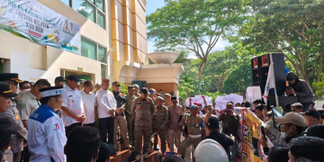 Gubernur Gorontalo Gusnar Ismail saat menemui para buruh saat berdemo di Rujab Gubernur Gorontalo.