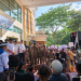 Gubernur Gorontalo Gusnar Ismail saat menemui para buruh saat berdemo di Rujab Gubernur Gorontalo.