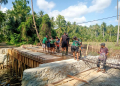 Proses pembangunan jembatan perintis garuda yang dilakukan secara gotong royong oleh TNI dan masyarakat