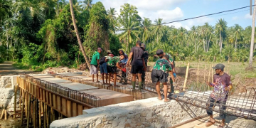 Proses pembangunan jembatan perintis garuda yang dilakukan secara gotong royong oleh TNI dan masyarakat