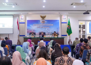 Wamen Ossy Dermawan saat meninjau Kantah Kota Semarang
