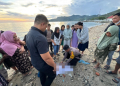 Polisi evakuasi jasad bayi laki-laki yang dibuang di pesisir pantai Blue Marlin, Leato Selatan.(ist)