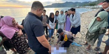 Polisi evakuasi jasad bayi laki-laki yang dibuang di pesisir pantai Blue Marlin, Leato Selatan.(ist)