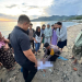 Polisi evakuasi jasad bayi laki-laki yang dibuang di pesisir pantai Blue Marlin, Leato Selatan.(ist)