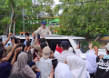 Momen Presiden Prabowo dikerubuni warga saat tiba di Gorontalo.