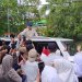Momen Presiden Prabowo dikerubuni warga saat tiba di Gorontalo.