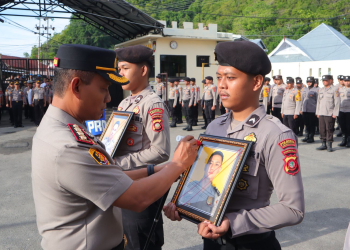 Kapolresta Gorontalo Kota Kombes Pol Suryono saat memimpin upacara PTDH terhadap 2 anggota polri yang melakukan pelanggaran berat dan mencederai nama baik institusi.