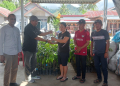 Kepala Bidang Transmigrasi didamping Kabid Ketahanan Pangan dan Holtikultura menyerahkan 500 bibit pohon durian bagi warga transmigrasi di Desa Motihelumo Sumalata.