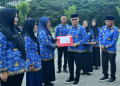 Pemkab Pohuwato Serahkan SK Pensiun, Perubahan KTP, dan SK KGB