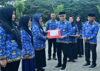 Pemkab Pohuwato Serahkan SK Pensiun, Perubahan KTP, dan SK KGB