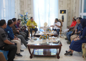 Gubernur Gusnar Ismail saat beraudiensi dengan Jurnalis Gorontalo.