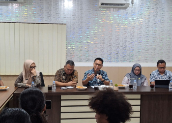 Kepala Dinas ESDM Wardoyo Pongoliu dan sejumlah pimpinan OPD dalam konferensi pers menjelaskan tahapan penerbitan IPR
