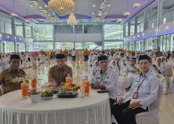 Para santri menjalani Khatam Quran masal