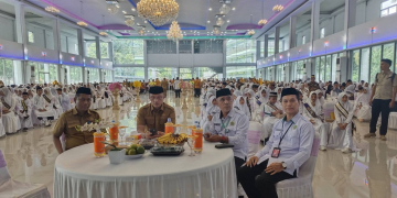 Para santri menjalani Khatam Quran masal