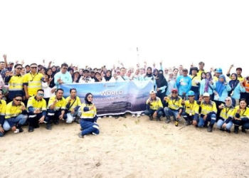Karyawan PGM dan DLH Pohuwato foto bersama usai kegiatan pembersihan