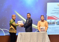 Bupati Saipul Mbuinga saat menerima penghargaan WTP