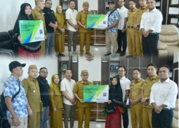 Bupati Pohuwato Saipul Mbuinga saat menyerahkan
