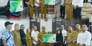 Bupati Pohuwato Saipul Mbuinga saat menyerahkan