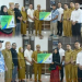 Bupati Pohuwato Saipul Mbuinga saat menyerahkan
