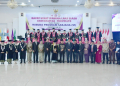 Foto bersama Bupati Saipul Mbuinga bersama pejabat kampus Unipo, dan perwakilan wisudawan