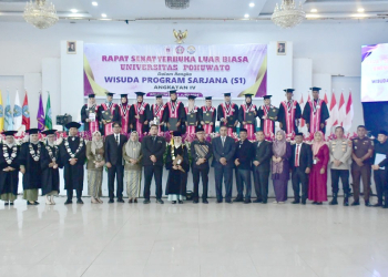 Foto bersama Bupati Saipul Mbuinga bersama pejabat kampus Unipo, dan perwakilan wisudawan