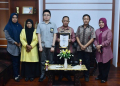 Kadis Pendidikan saat menerima penghargaan