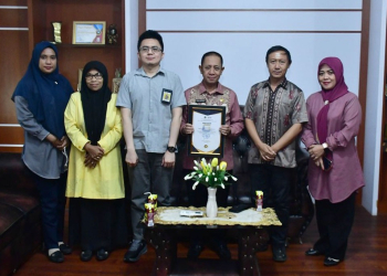 Kadis Pendidikan saat menerima penghargaan