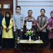 Kadis Pendidikan saat menerima penghargaan