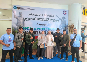 Kepala Badan Penghubung Provinsi Gorontalo Mohamad Iqbal Lasabang saat menyambut kedatangan peserta PENAS XVII asal Kab. Karimun Provinsi Kepulauan Riau fi Bandara Djalaluddin Gorontalo. (F. Istimewa)