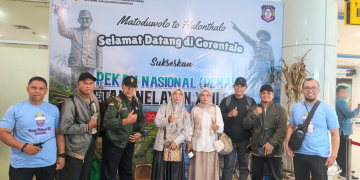 Kepala Badan Penghubung Provinsi Gorontalo Mohamad Iqbal Lasabang saat menyambut kedatangan peserta PENAS XVII asal Kab. Karimun Provinsi Kepulauan Riau fi Bandara Djalaluddin Gorontalo. (F. Istimewa)