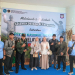 Kepala Badan Penghubung Provinsi Gorontalo Mohamad Iqbal Lasabang saat menyambut kedatangan peserta PENAS XVII asal Kab. Karimun Provinsi Kepulauan Riau fi Bandara Djalaluddin Gorontalo. (F. Istimewa)