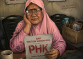 Foto : Nenek Farida (74) korban PHK Sepihak oleh Ko Lay.