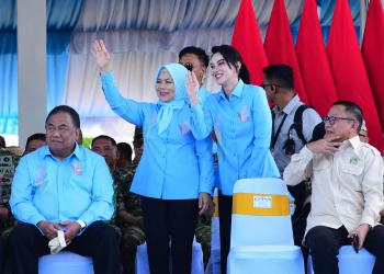 Momen Gubernur Maluku Utara, Sherly Tjoanda dan Wagub Gorontalo, Idah Syahidah Ruslie Habibie saat menyapa masyarakat Gorontalo dan ribuan peserta PENAS XVII. (sumber Foto : Kominfo)