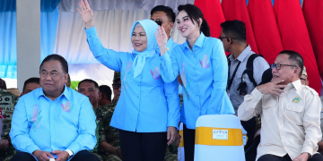 Momen Gubernur Maluku Utara, Sherly Tjoanda dan Wagub Gorontalo, Idah Syahidah Ruslie Habibie saat menyapa masyarakat Gorontalo dan ribuan peserta PENAS XVII. (sumber Foto : Kominfo)