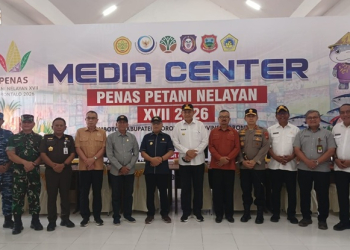 Foto bersama Gubernur Gorontalo Gusnar Ismail bersama rombongan usai meninjau kesiapan Penas 2026
