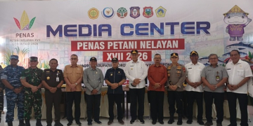 Foto bersama Gubernur Gorontalo Gusnar Ismail bersama rombongan usai meninjau kesiapan Penas 2026