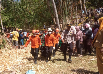 Proses evakuasi mayat yang ditemukan di pegunungan perbatasan Desa Leboto dan Desa Mootinelo Kecamatan Kwandang, Senin (27/7/2026).