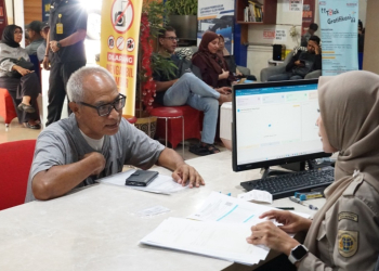 Salah seorang warga berkonsultasi
