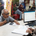 Salah seorang warga berkonsultasi