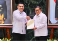 Wamen Ossy Dermawan menyerahkan sertipikat