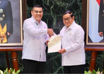 Wamen Ossy Dermawan menyerahkan sertipikat