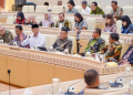 Menteri Nusron Wahid sat mengikuti rapat
