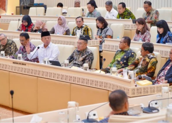 Menteri Nusron Wahid sat mengikuti rapat