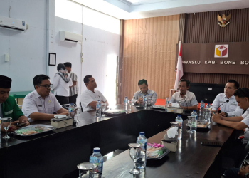 Ketua Bawaslu Bone Bolango Sofyan Djama saat kegiatan penandatanganan kerjasama (MoU) dengan organisasi kepemudaan, organisasi masyarakata dan media.