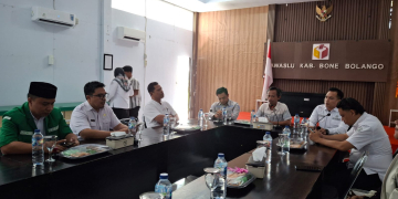 Ketua Bawaslu Bone Bolango Sofyan Djama saat kegiatan penandatanganan kerjasama (MoU) dengan organisasi kepemudaan, organisasi masyarakata dan media.