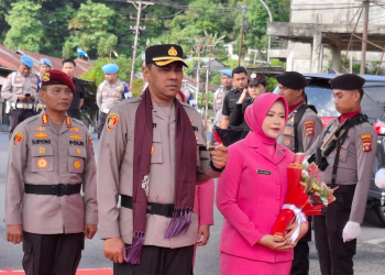 Prosesi penyambutan dan Serah Terima Jabatan Kapolresta Gorontalo Kota yang lama Kombes Pol Suryono kepada Kapolresta yang baru Kombes Pol Muhammad Junaeddy Johnny yang digelar di Mako Polresta Gorontalo Kota, Kamis (9/7/2026).