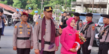 Prosesi penyambutan dan Serah Terima Jabatan Kapolresta Gorontalo Kota yang lama Kombes Pol Suryono kepada Kapolresta yang baru Kombes Pol Muhammad Junaeddy Johnny yang digelar di Mako Polresta Gorontalo Kota, Kamis (9/7/2026).